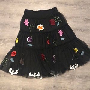 2/30$ Gorgeous floral and lace appliqué skirt embroidered